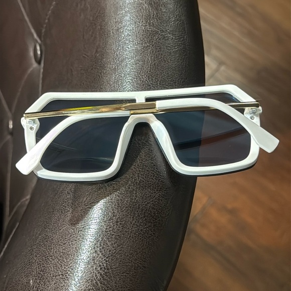 BRAND NEW! Stylish Blue and White Sunglasses - Picture 8 of 9